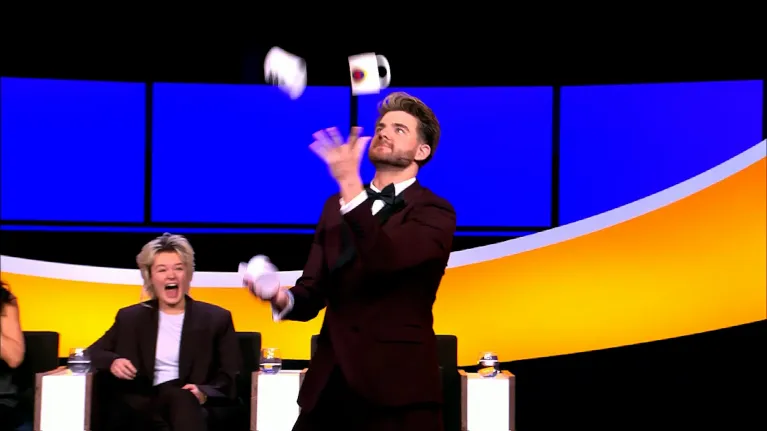 Frank van Leeuwen jongleert met De slimste mens mokken