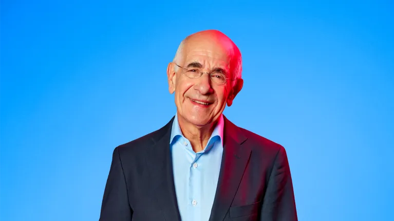 een man voor een blauwe achtergrond