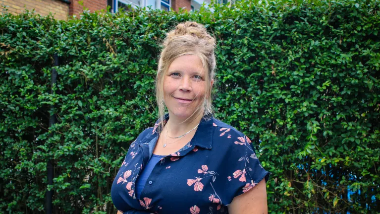 Portretfoto van Gerdine Blom in de tuin