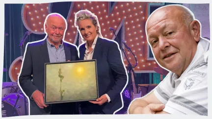 Klokkenluider Ad Bos overhandigt Margriet het schilderij
