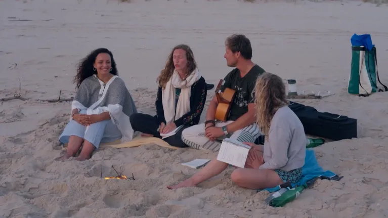 henno, uzma, licia en milou zingen mantra's in onderweg naar liefde