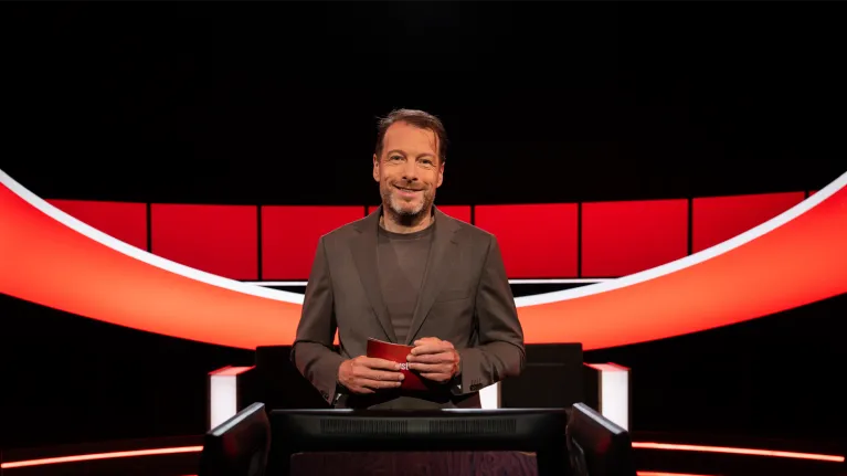 een man in een studio