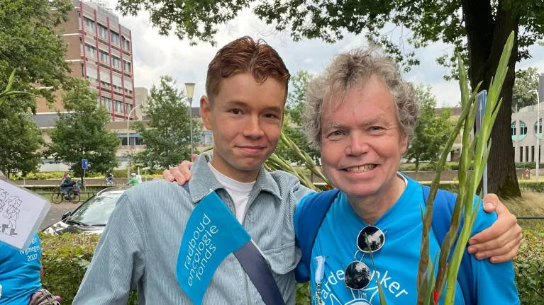 Thomas Drinkenburg staat arm in arm met zijn vader tijdens de Vierdaagse