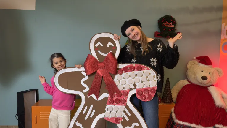 Vrouw met kind en groot knutselwerk