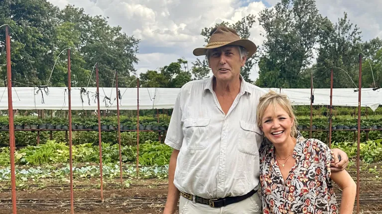 een man en een vrouw tussen de gewassen