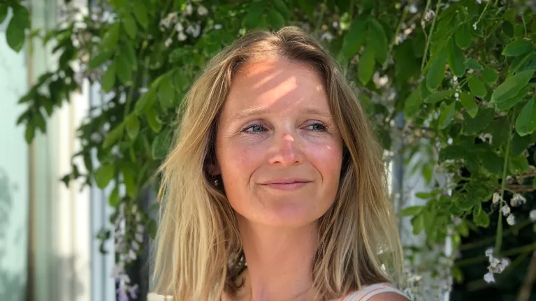 Blonde vrouw met streepjeskleding