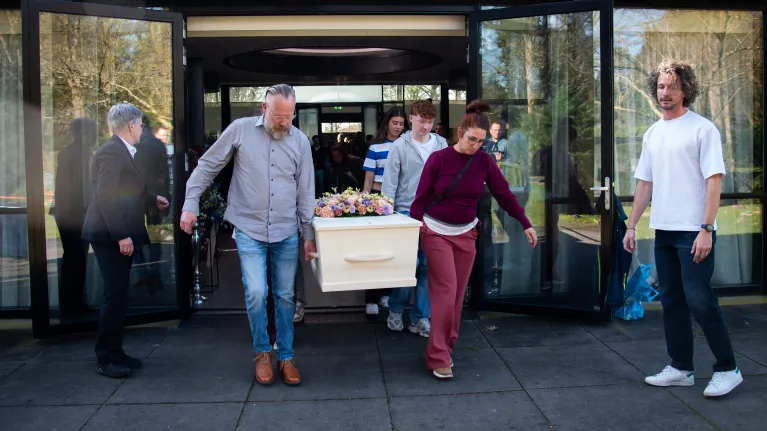Iwan en Mara dragen de kist van hun zoon Job 