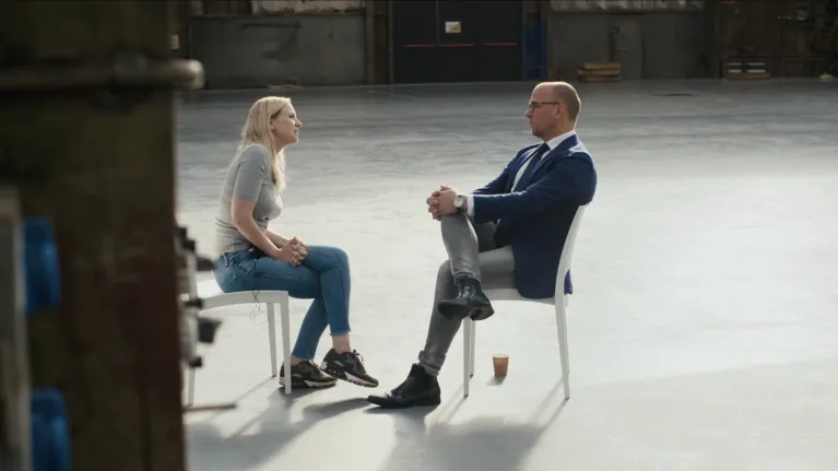 Man en vrouw zitten op stoelen
