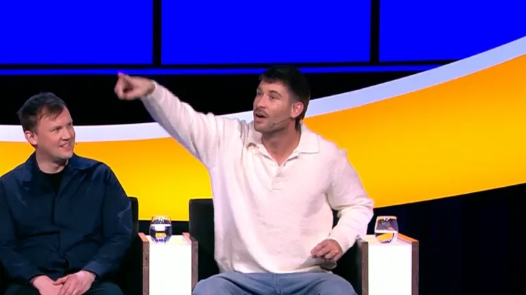 een man wijst in een studio