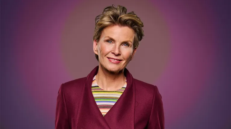 Vrouw lacht in de camera