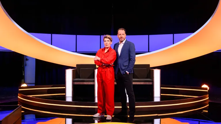 Man en vrouw in studio met cirkel op de vloer