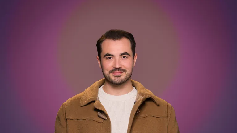 Man met bruine jas en open armen