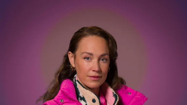 Vrouw in roze bodywarmer