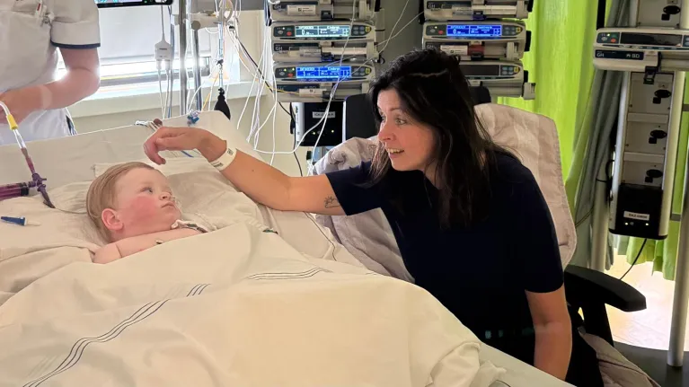 Linda aan het bed van Dani - Joris' kerstboom 