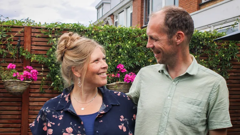 Maarten en Gerdine Blom in de achtertuin 