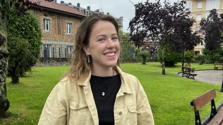Vrouw op grasveld onder boom