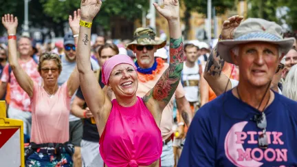 Vrolijke wandelaars tijden de Nijmeegse Vierdaagse