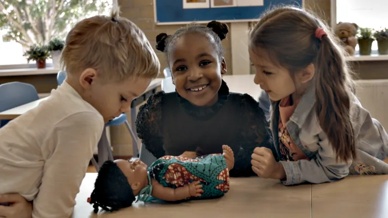 Nyah Nameh met klasgenoten en haar pop