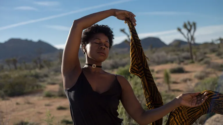 Vrouw in yogahouding