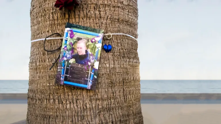 Foto van een man aan een boom gebonden