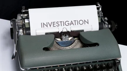 een typewriter met een vel papier eruit