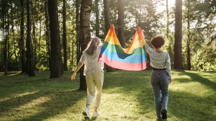 Twee vrouwen met de regenboogvlag
