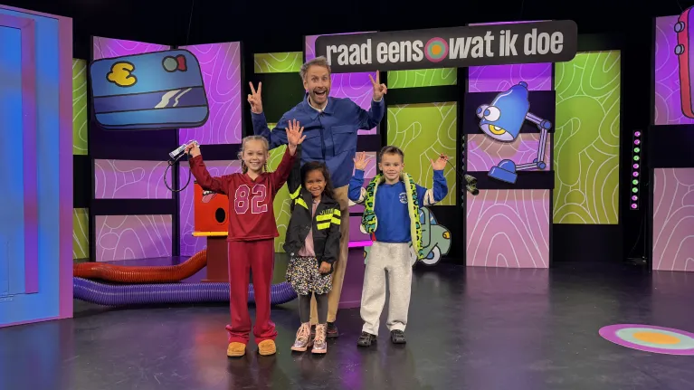 Man met kinderen in studio