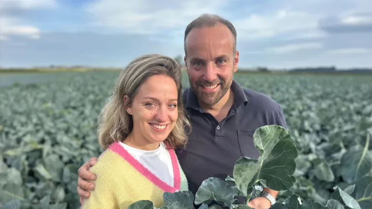 twee mensen met broccoli in hun handen