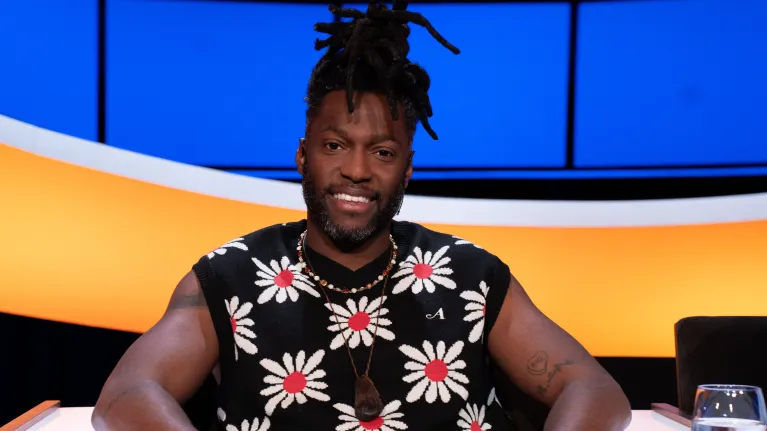 Man met zwart haar en ketting