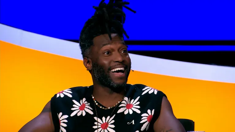 een man in De slimste mens studio