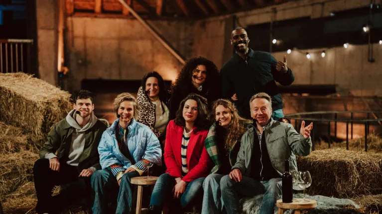 Groep mensen in een schuur