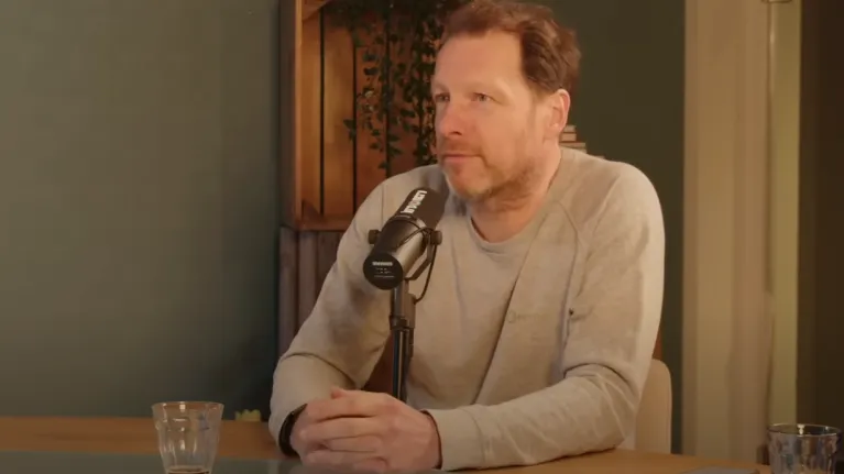 Man met een microfoon voor zich