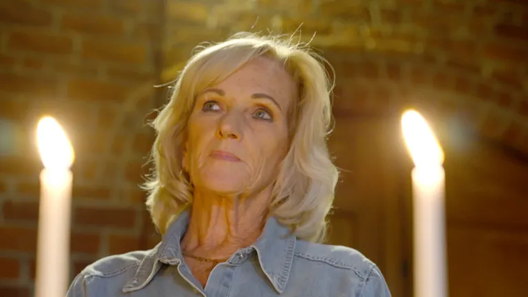 Tineke steekt een kaarsje op in de kapel