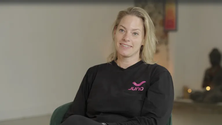 Blonde vrouw met zwarte trui