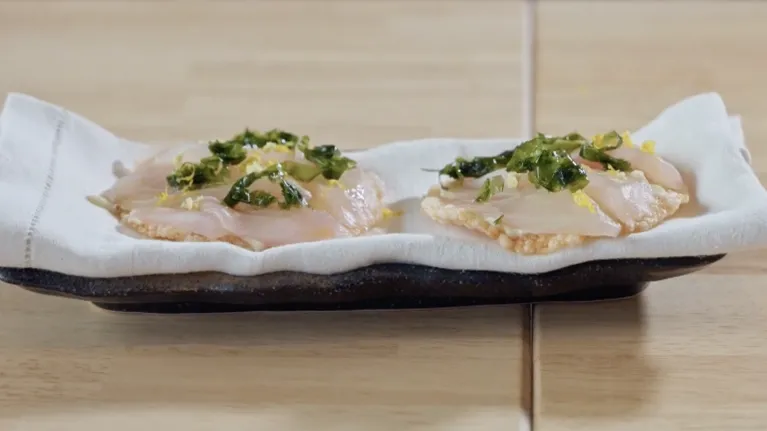 Plaat met rijstkoekje en zeewier