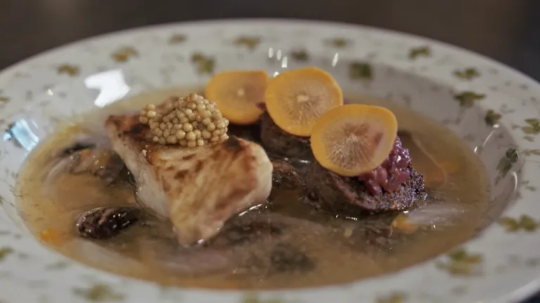 Bord met bouillon en vlees