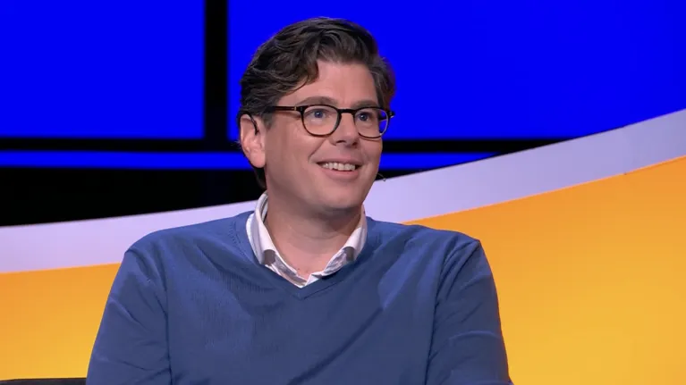 Man met zwart haar en bril