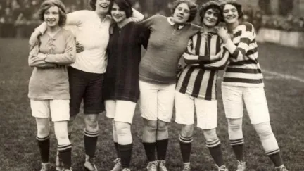 Vrouwenvoetbal in Londen 1914 Nationaal Archief/Collectie Spaarnestad