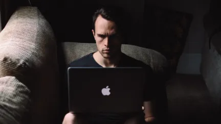 Man bezig op zjjn laptop 