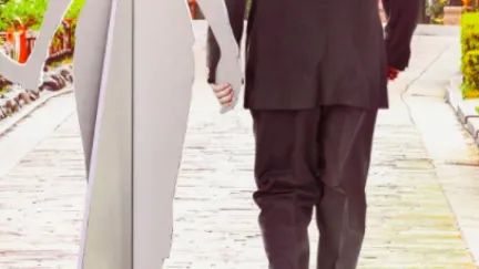 Een man met een kartonnen vrouw 