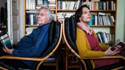 Helmut en Caroline zitten thuis 