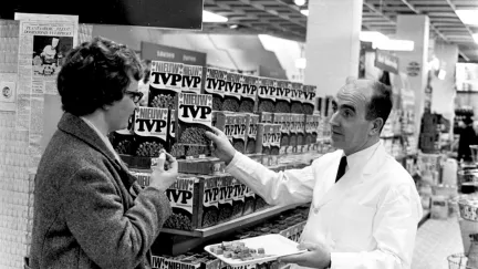 1969, 6 augustus. Het kunstvlees, voornamelijk bereid uit sojabonen is met ingang van vandaag in ons land te koop: het grootwinkelbedrijf Vroom&Dreesman heeft voor de eerste zeven maanden het exclusieve verkooprecht verworven. 