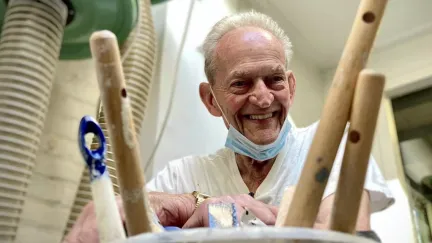 'Ome Joop' (95) uit IJmuiden niet te stoppen als conciërge