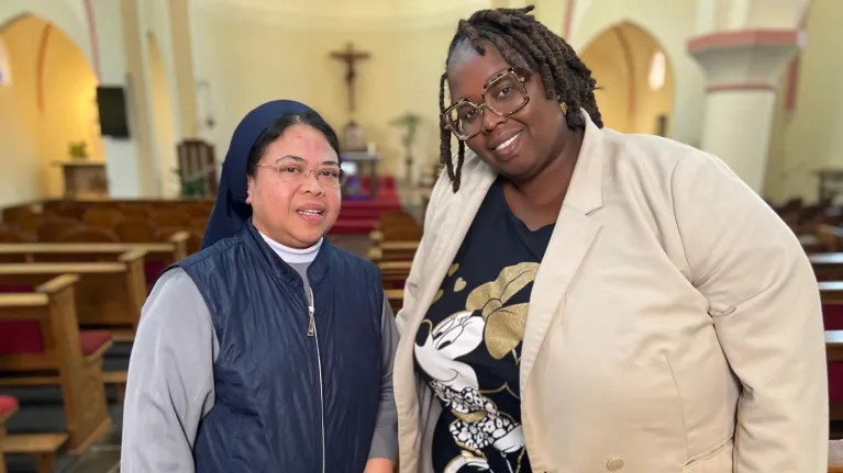 2 vrouwen op geloofsplek