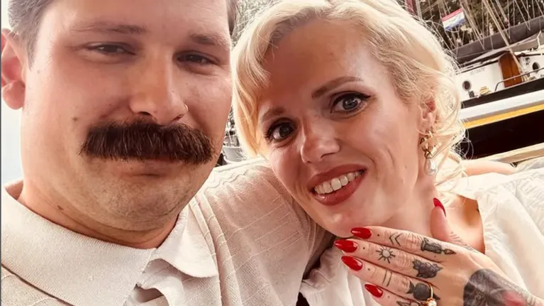 Een man en een vrouw laten een ring zien