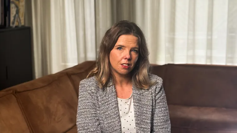 een vrouw zit in een stoel