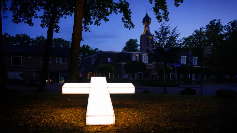 Wit lichtgevend kruis