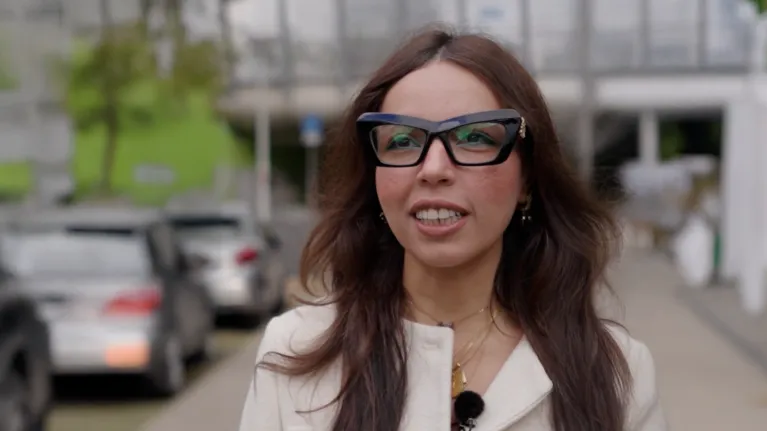 een vrouw met een bril voor een tunnel