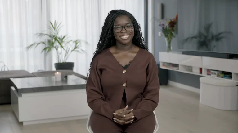 Vrouw met krullen