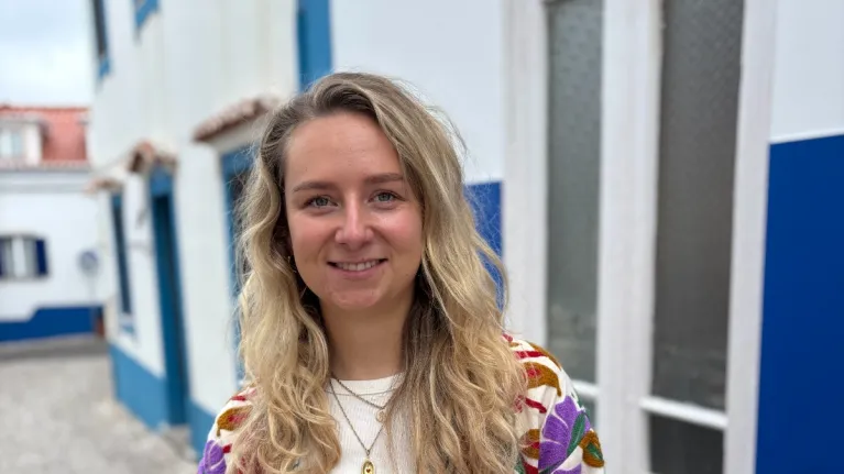 Milou in Portugal tijdens de opnames van Onderweg naar liefde